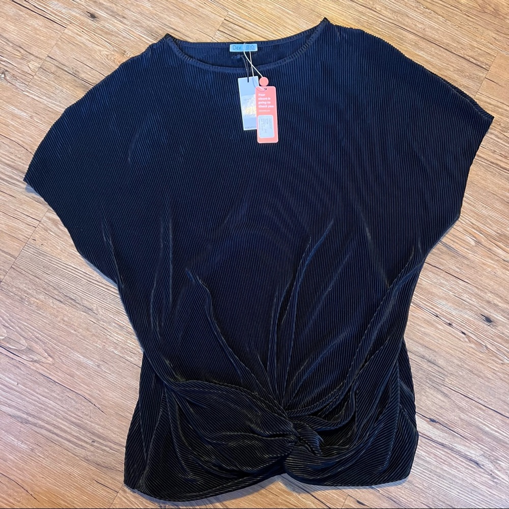 💚($55) Dex NWT black top